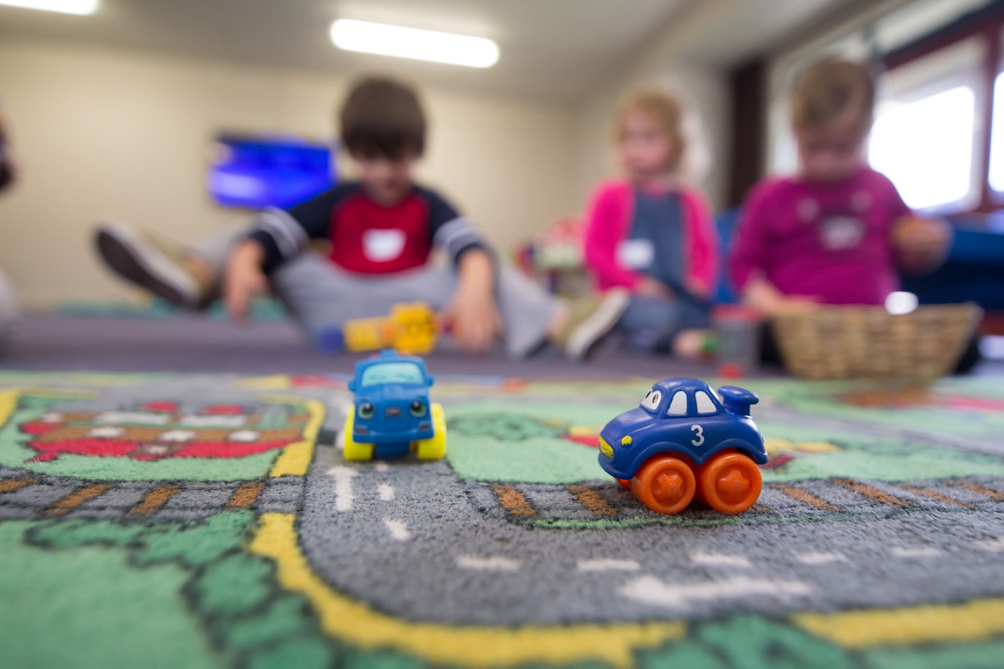 Kinder beim Spielen und Entdecken in der Kita Die Senfkörner